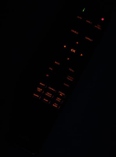 Проектор BenQ W11000, подсветка пульта ДУ