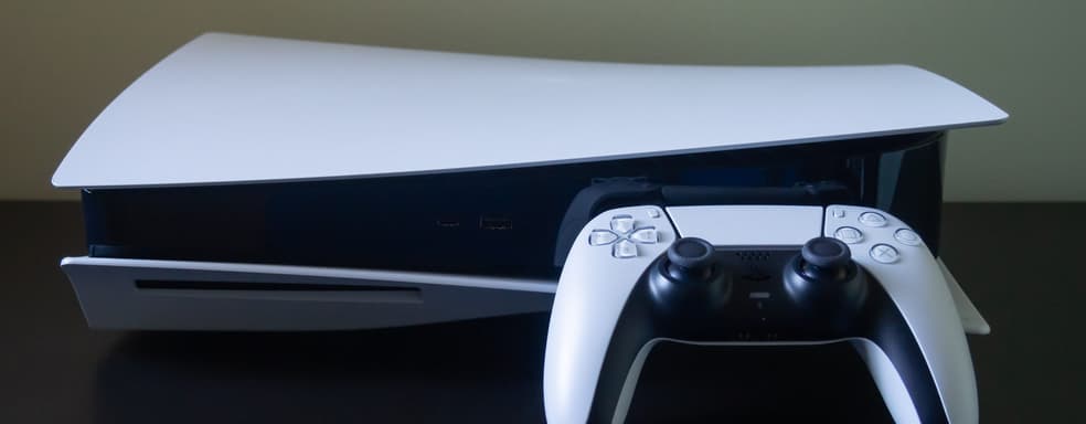 Глава PlayStation держит свою PlayStation 5 вверх тормашками. Вот так поворот