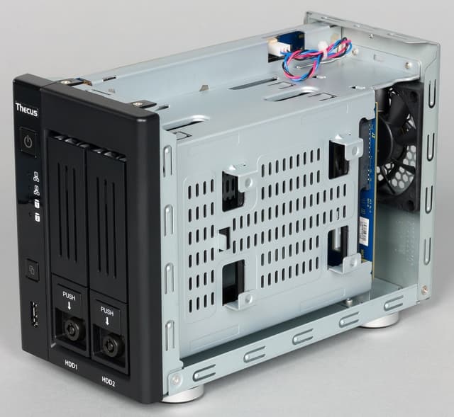 Конструкция Thecus N2810 Конструкция Thecus N2810