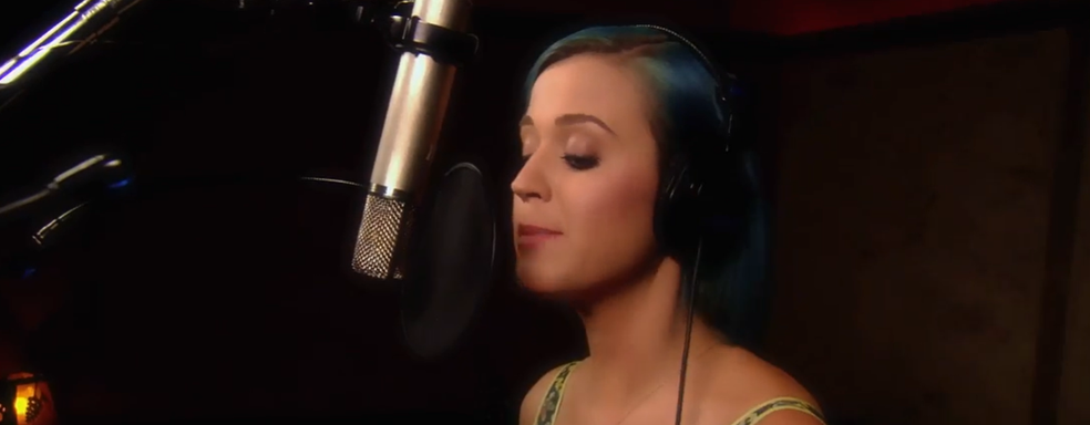 Спустя 13 лет Кэти Перри вновь спела Last Friday Night на симлише