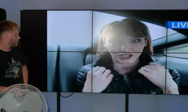 Появление девушки-красавицы по имени Анна, сначала виртуально