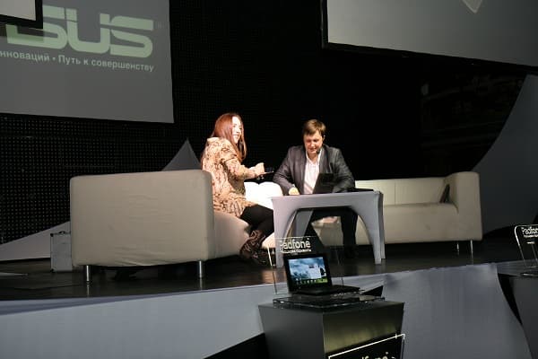 смартфон создан на базе операционной системой Android IceCream Sandwich