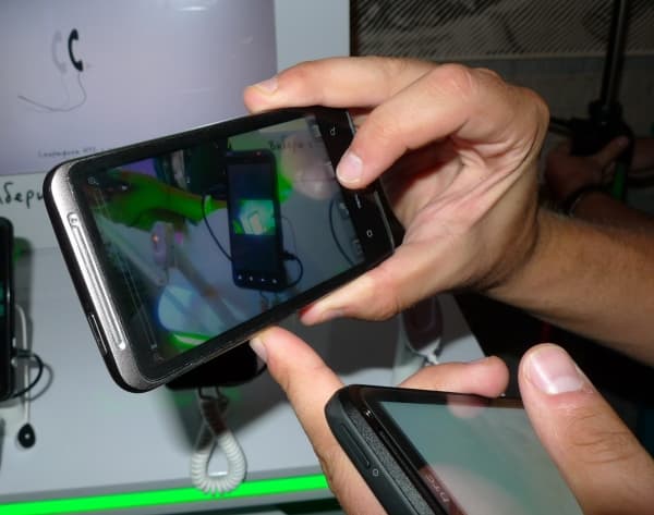 Для создания собственных трехмерных изображений в аппарате используется сдвоенная пятимегапиксельная камера с автофокусом и двойной LED-подсветкой