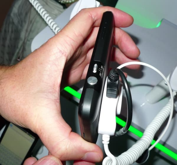 Режим работы камеры 3D/2D управляется при помощи специального переключателя