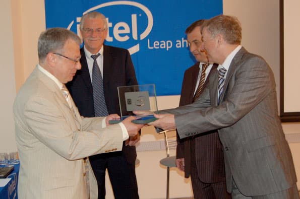 Владимир Жигалов передает символический ключ Алексею Кибкало