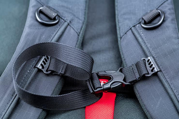 Правая и левая половины узкого ремня для сведения лямок на груди регулируются ползунками по высоте