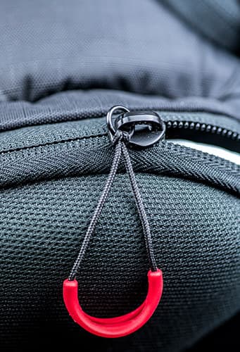 Застежки рюкзака спроектированы специально для него; они сложнее, чем обычные, для одежды, но работают так же легко