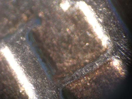 через окуляр микроскопа