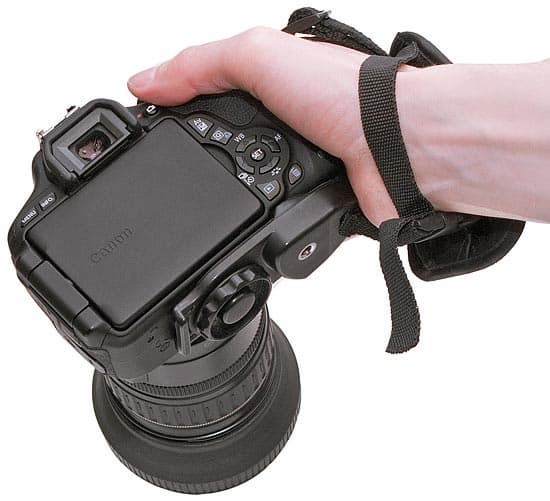 Фирменный ремешок на запястье