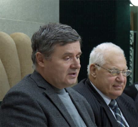 На переднем плане академик Николай Александрович Колчанов