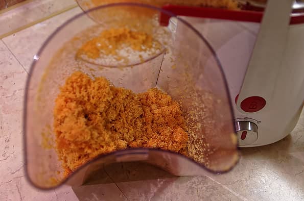 Жмых оказался почти сухим на ощупь