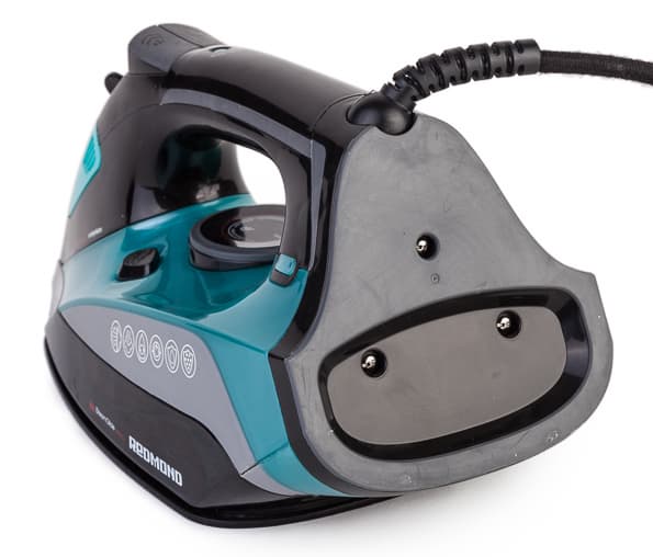 Утюг Redmond SkyIron C250S с управлением через Bluetooth