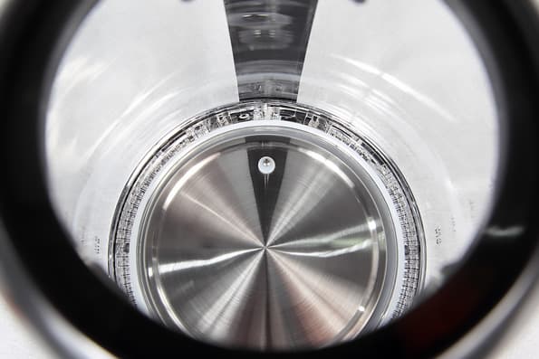 Электрический чайник Redmond RK-G200S с подсветкой и управлением по Bluetooth