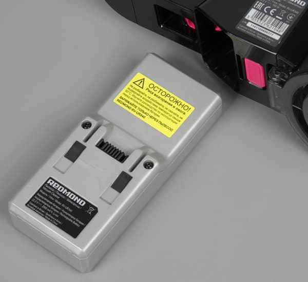 Пылесос Redmond RV-UR340. Аккумулятор