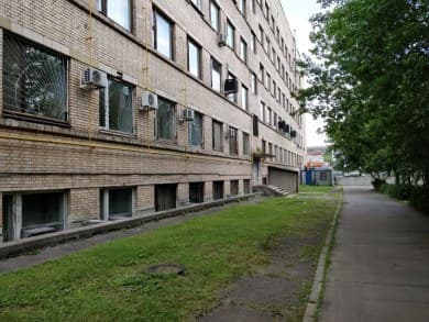 С удалением плана резкость падает очень медленно.