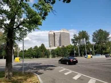 Номер машины хорошо различим.