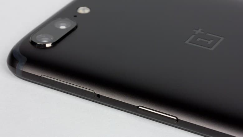 кнопка питания и слот для карточек OnePlus 5