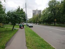 Номер ближайшей машины различим.