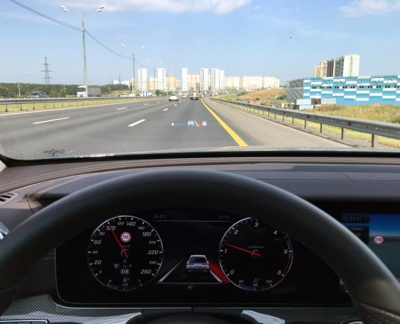 Индикация корректирующего торможения при попытке съехать с полосы