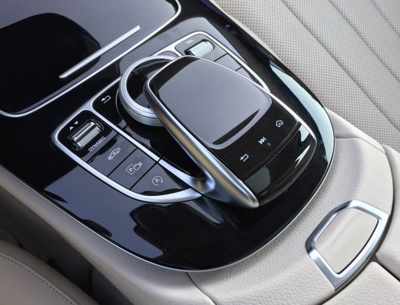 На переднем плане видна кнопка отключения автоматического пуска-остановки двигателя Eco