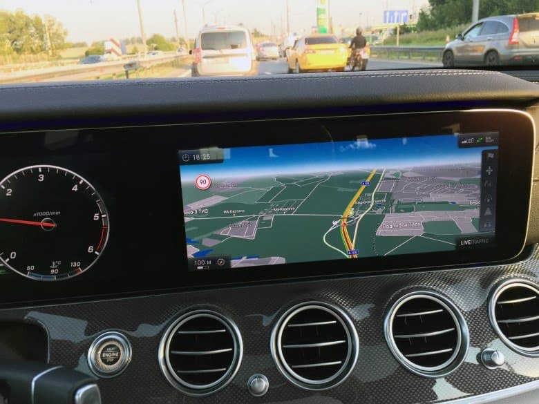 Дисплей Comand Online в режиме навигации