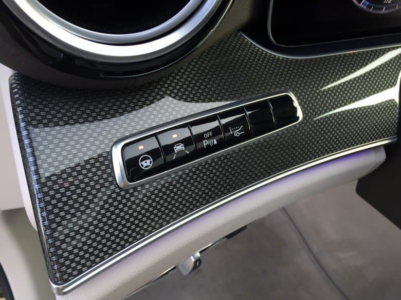 Панель вспомогательных систем. Кнопка автопилота рулевого управления — крайняя слева