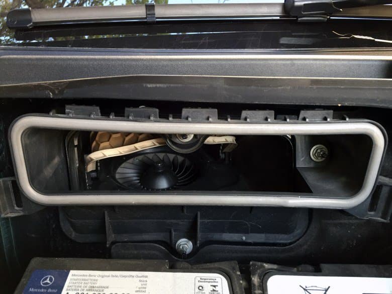 Заборный патрубок климатической системы в подкапотном пространстве