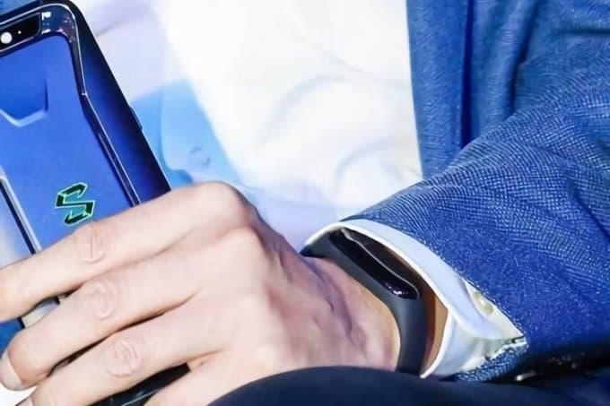 Глава Xiaomi показал фитнес-браслет Mi Band 3