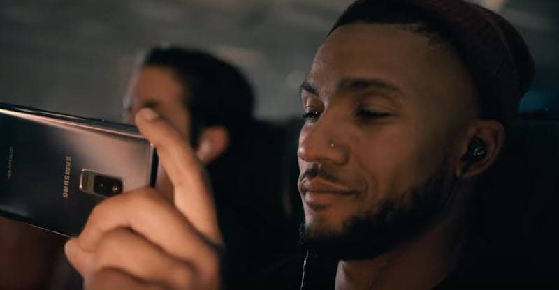 Samsung выпустила новый рекламный ролик Galaxy S9, в котором показывают подтормаживающие смартфоны iPhone