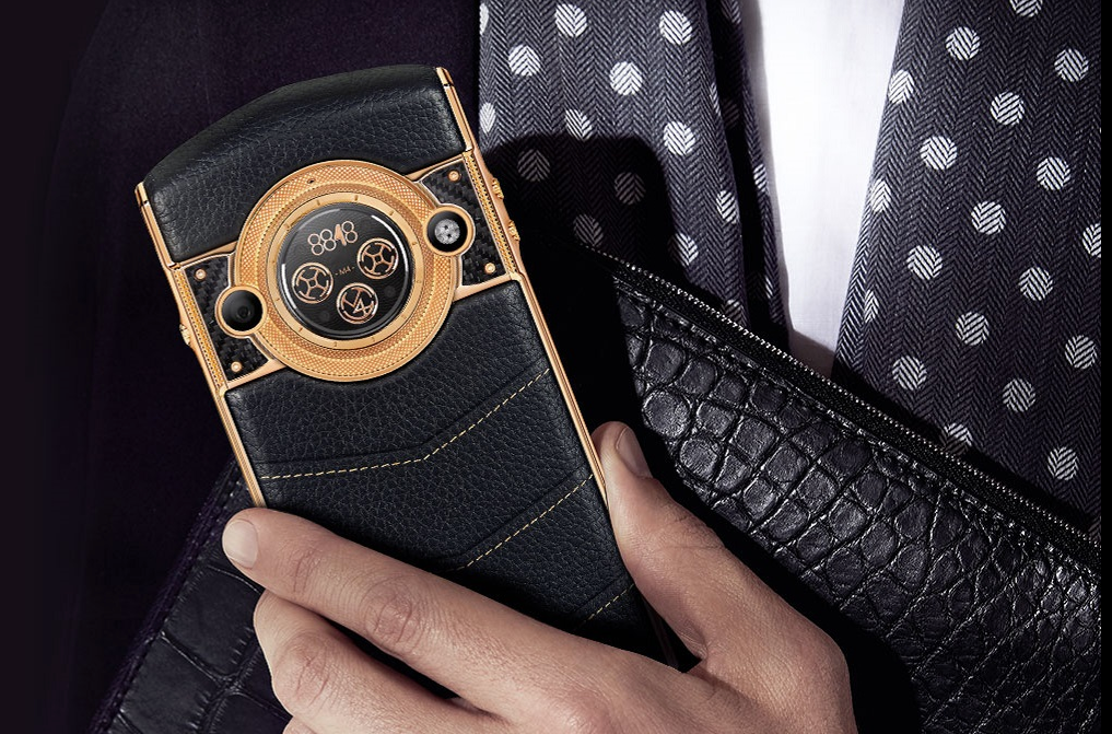 Смартфон 8848 M5 Titanium получил круглый дисплей на задней панели