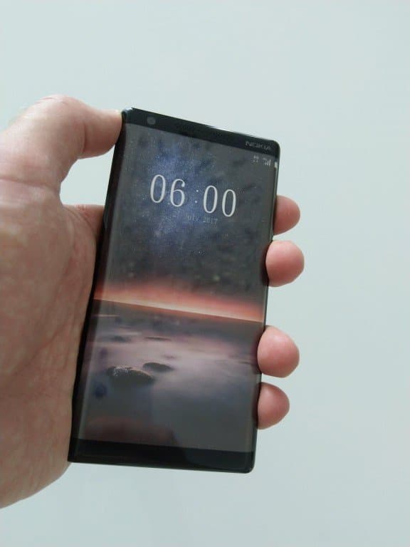 Опубликованы фотографии прототипов смартфонов Nokia 8 Sirocco, Nokia 1 и Nokia 8110 