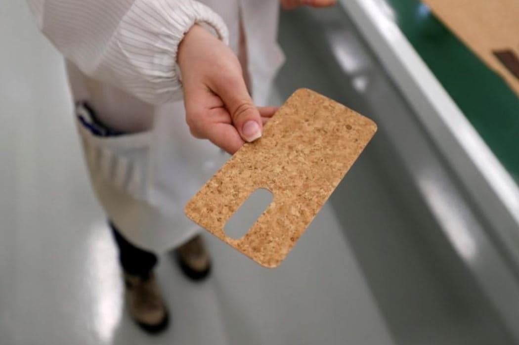 Фотогалерея дня: изготовление смартфонов с задней крышкой из коры пробкового дуба