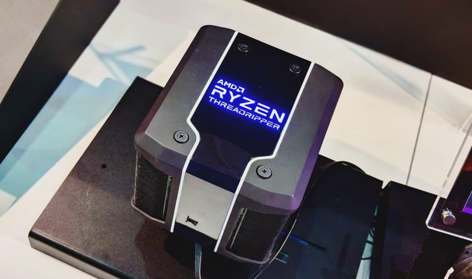 Процессор AMD Threadripper 2990X работает на частоте 4,0 ГГц со штатным охладителем Wraith Ripper 