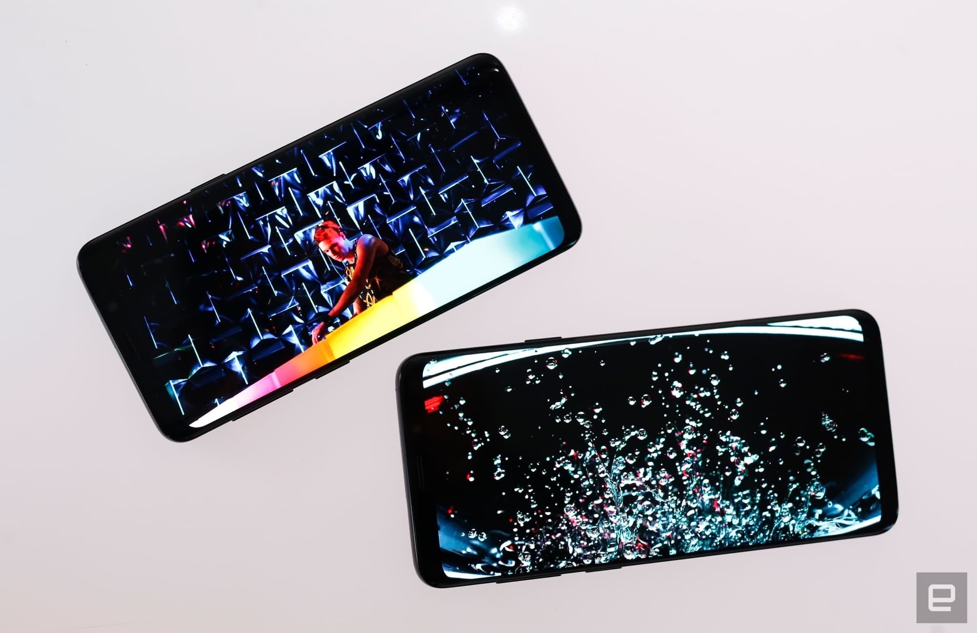 Samsung выпустит складной смартфон с гибким экраном в начале будущего года