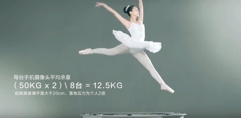 Балерина попрыгала по выдвижным камерами смартфонов Vivo NEX без каких-либо последствий