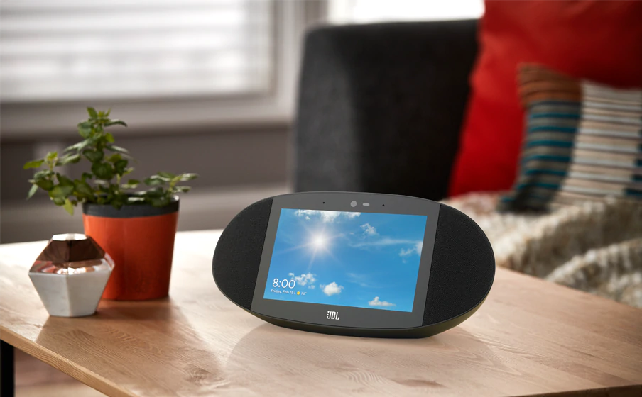 JBL выпускает свою первую умную колонку с экраном и Google Assistant
