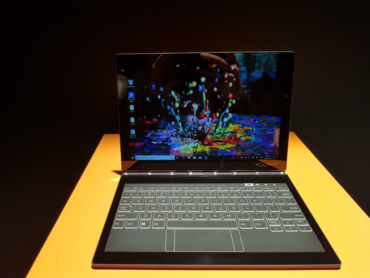 Lenovo Yoga Book C930 — ноутбук со вторым экраном E Ink, который сам открывает крышку после того, как по ней постучали