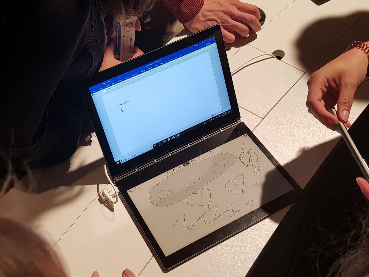 Lenovo Yoga Book C930 — ноутбук со вторым экраном E Ink, который сам открывает крышку после того, как по ней постучали