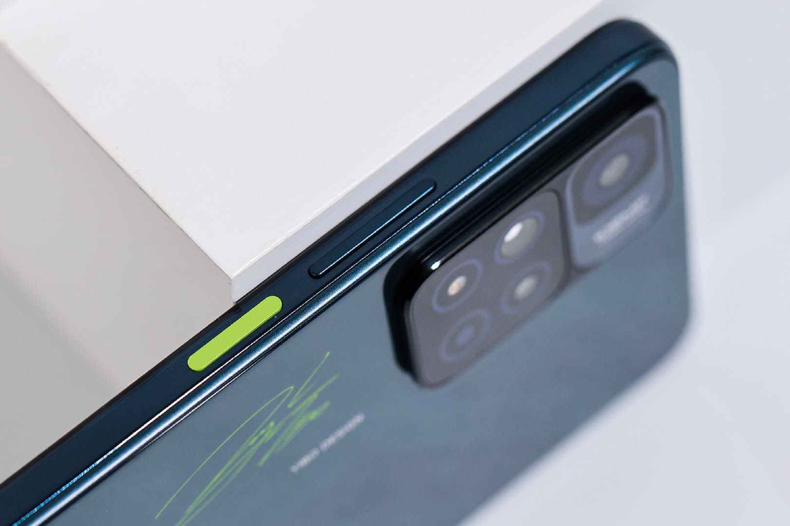 Redmi Note 11 с «подвешенным» в воздухе логотипом поступил в продажу