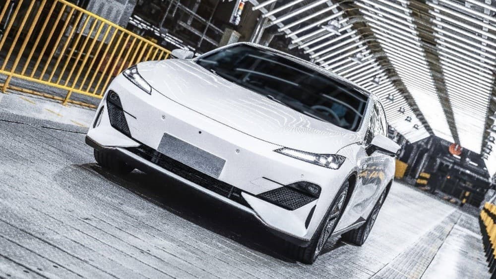 700 км без подзарядки, импульсный обогрев и умная система автоматической парковки. Первый электромобиль Changan C385 сошел с конвейера