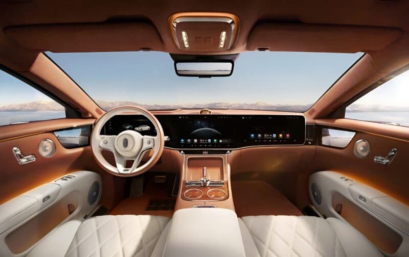 Замена Mercedes-Maybach S-Class длиной почти 5,5 м с крошечным радиусом разворота 3,8 м, мощностью до 864 л.с. и новейшими технологиями. Серийная версия Maextro S800 прибыла к дилерам