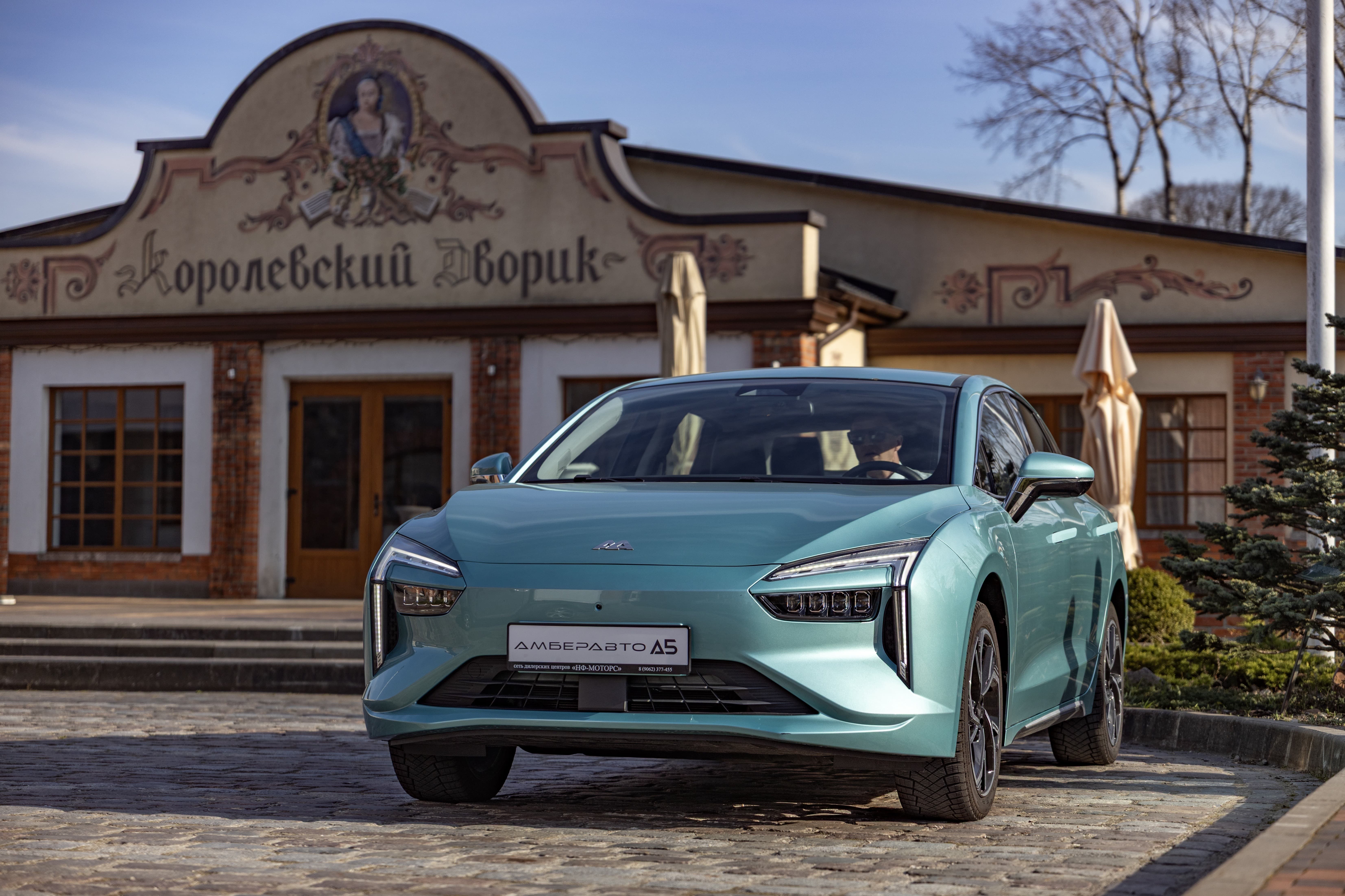 А почему бы и не поднять цены, раз такой спрос? Российский «АмберАвто А5», который обошёл Zeekr 001 и впервые в истории стал самым продаваемым новым электромобилем в РФ, подорожал