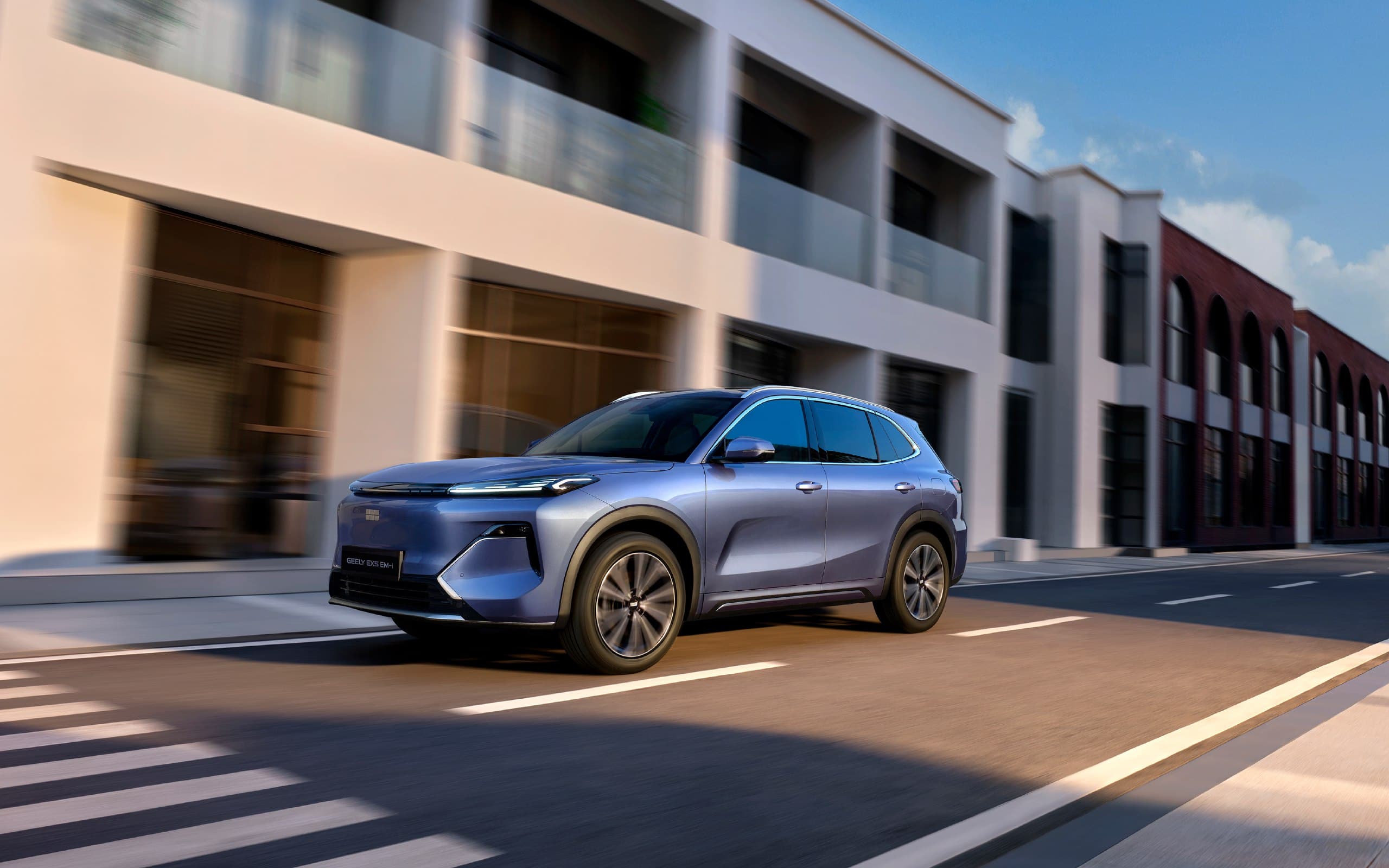 Представлен первый подключаемый гибрид Geely в России. Geely EX5 EM-i может проехать почти 1000 км на полном баке