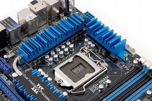 Процессорный сокет материнской платы ASUS P8Z77-V Deluxe