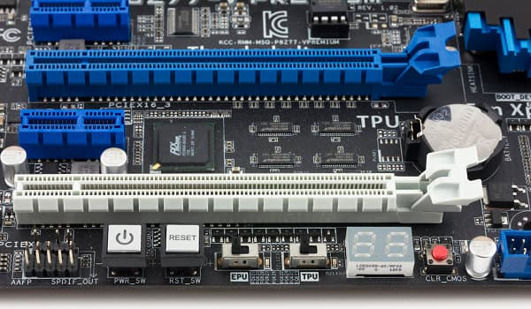 Переключатели и кнопки на материнской плате ASUS P8Z77-V Premium