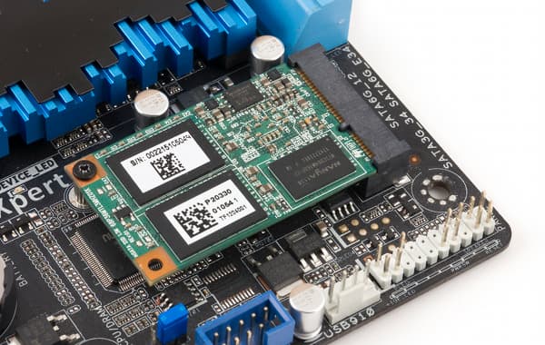 Порт mSATA с накопителем SSD на материнской плате ASUS P8Z77-V Premium