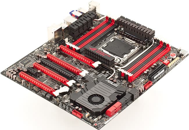 Вид на плату ASUS Rampage IV Extreme в 3/4