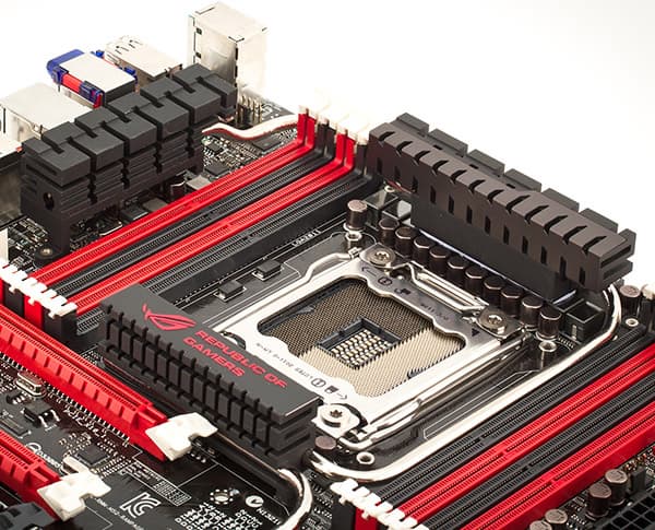 Радиаторы набортной системы охлаждения на плате ASUS Rampage IV Extreme