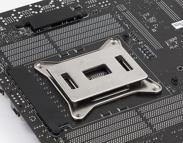Оборотная сторона платы, процессорный сокет на плате ASUS Rampage IV Extreme