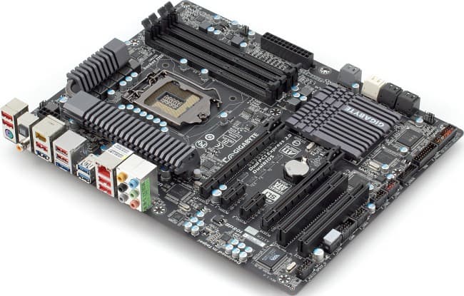 Вид на плату Gigabyte Z68X-UD4-B3 со стороны разъемов задней панели